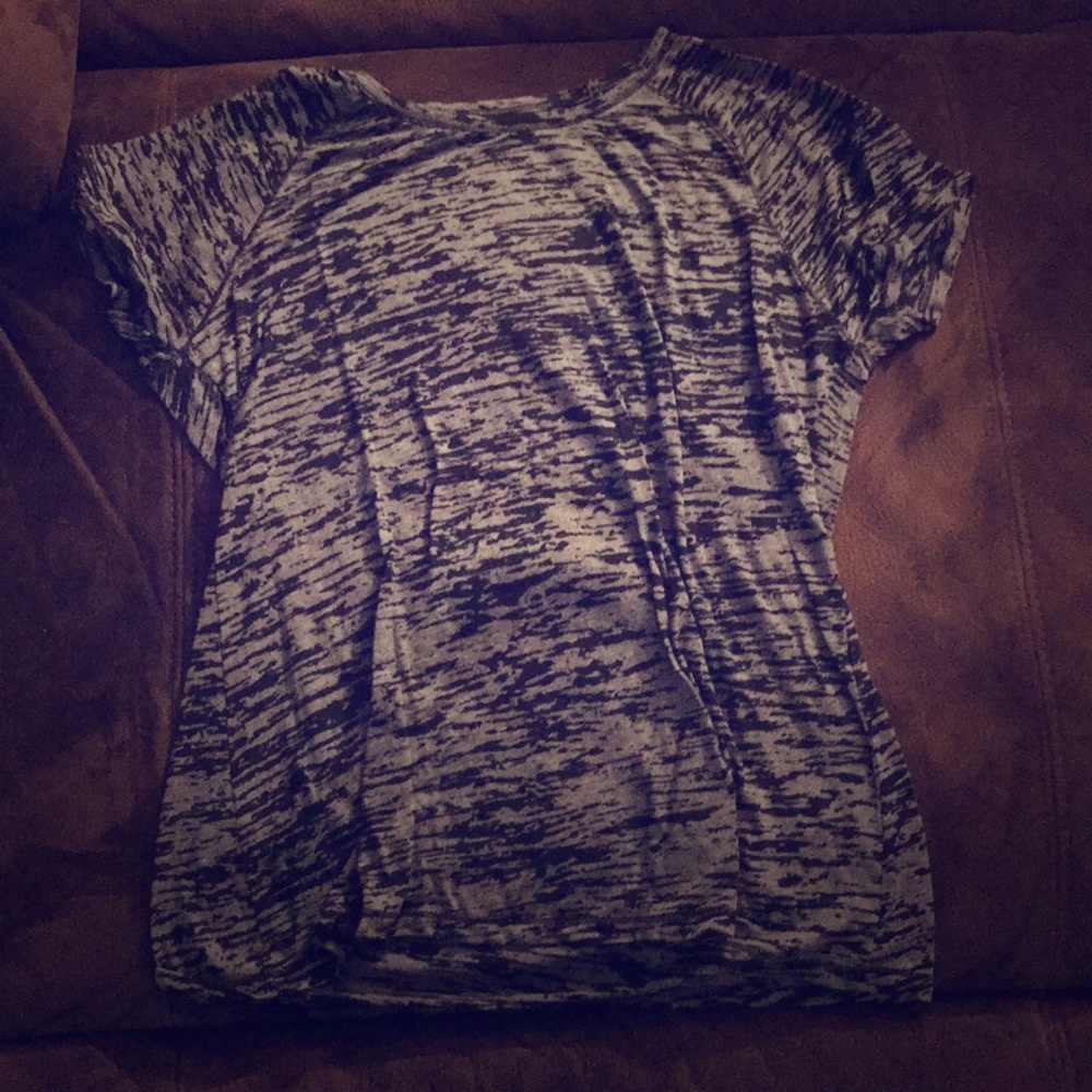 Gray and black tee
